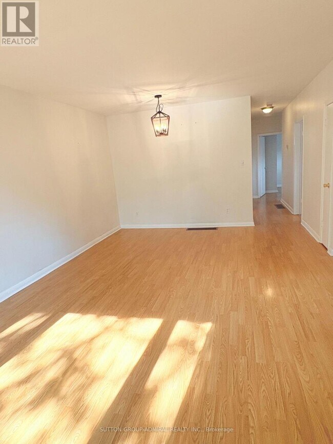 Photo - 319 Dovedale Dr