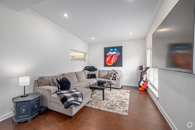 3BR, 4.5BA - 1,950SF - Living Room - Oakland