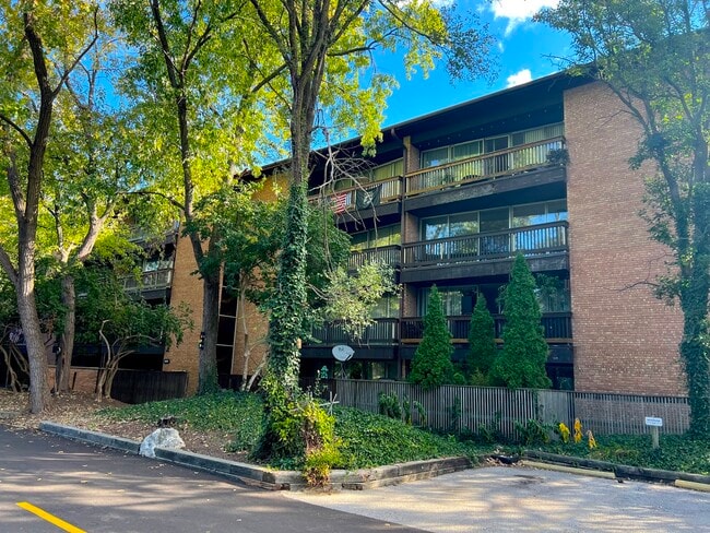 Building Photo - 5500 Hillcrest Ln Unit 3a