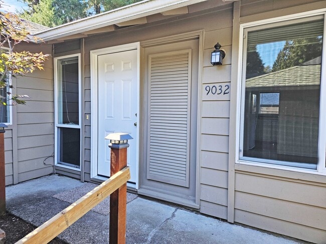 Building Photo - 9032 SW Monterey Pl