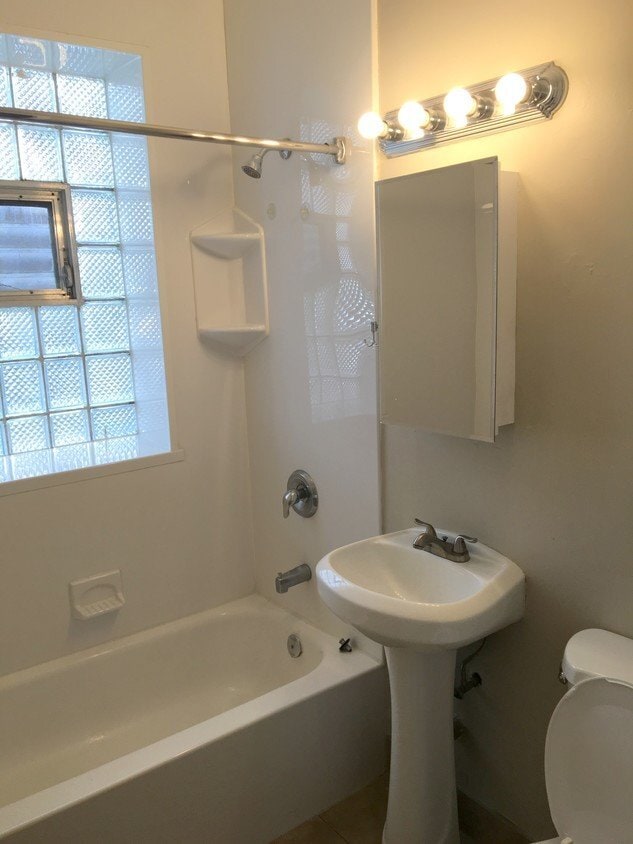 Photo - 1931 W Summerdale Ave Unidad 5317 1