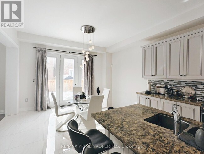 Photo - 853 Harry Douglas St