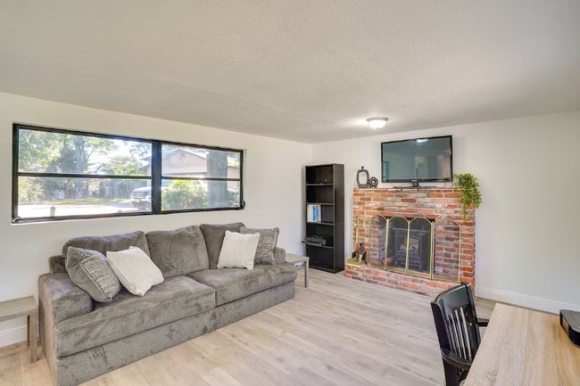 Photo - 916 Ave S SE