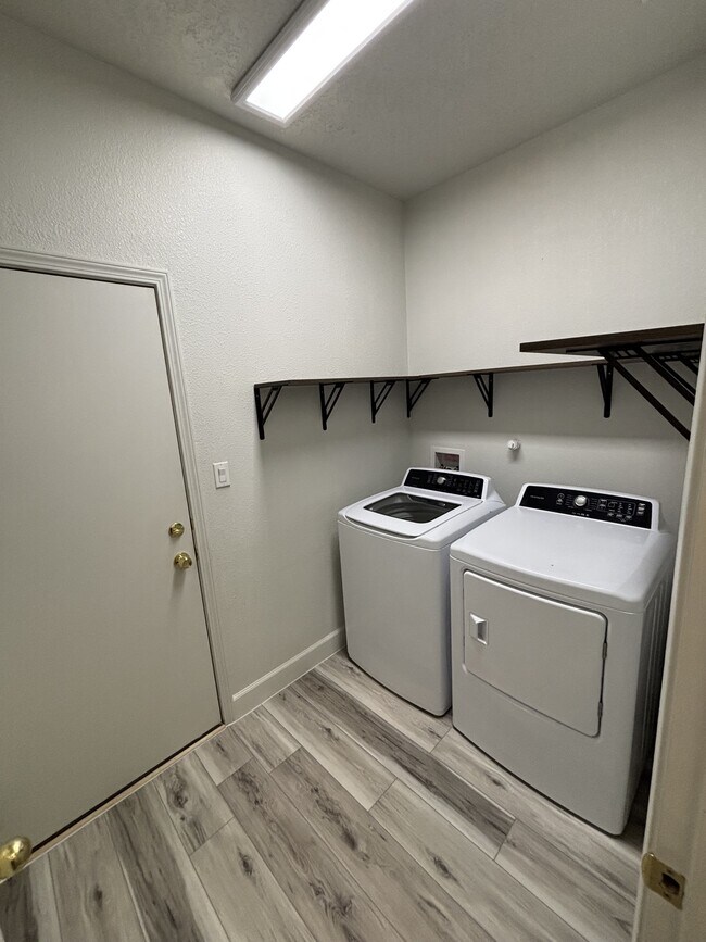 Photo - 6601 Shiprock Dr NE