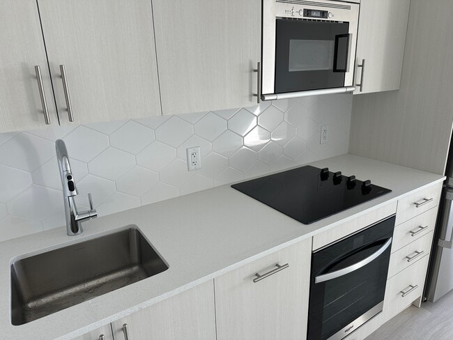 Photo - 809 Simcoe St N