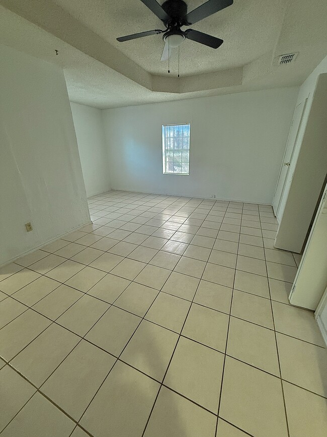 Master bedroom - 4101 E Lopez Dr