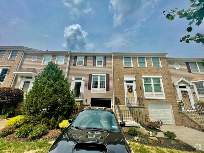 Building Photo - Charming and Spacious 3-Bedroom Home for R...
