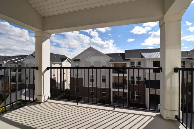 Photo - Bright Top Floor Condo with Tennis court, Pool, and Clubhouse