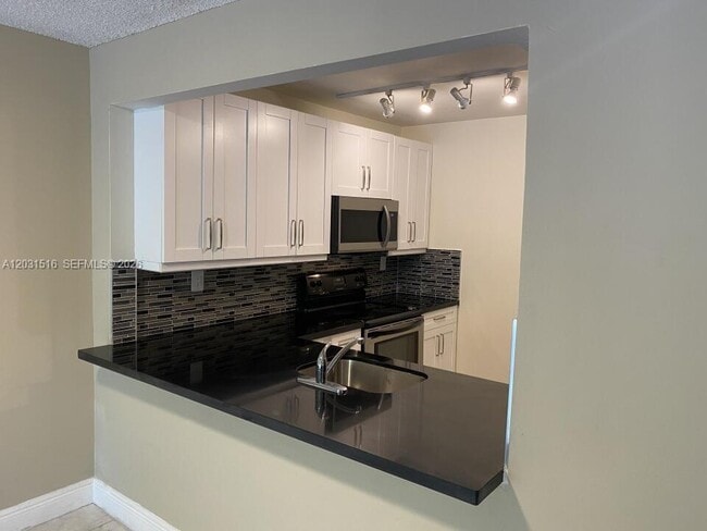 Photo - 721 N Pine Island Rd Unidad 304