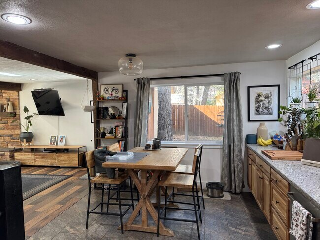 Photo - 270 Spruce Ln