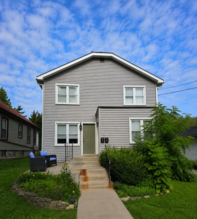 Building Photo - Charming 3-Bedroom with 2 Full Baths in the Heart of Lemont Unit 2