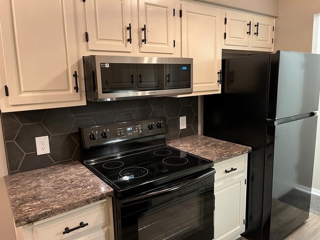 Building Photo - 770 N Main St