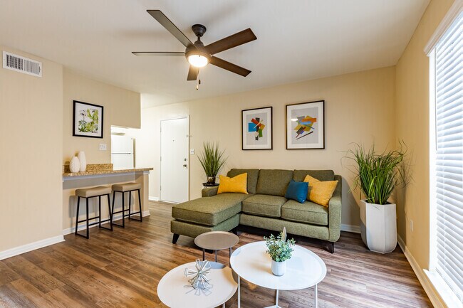 1 BR, 1 BA - 570 SF