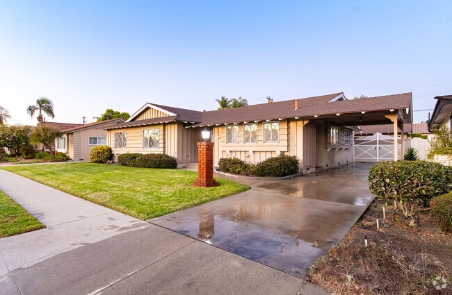 Building Photo - House - 3 Bedrooms / 2.5 Baths - Downey