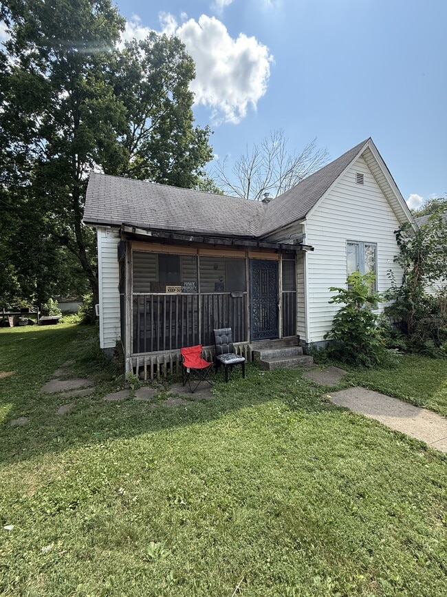 Building Photo - 1261 E Grand Ave Rental