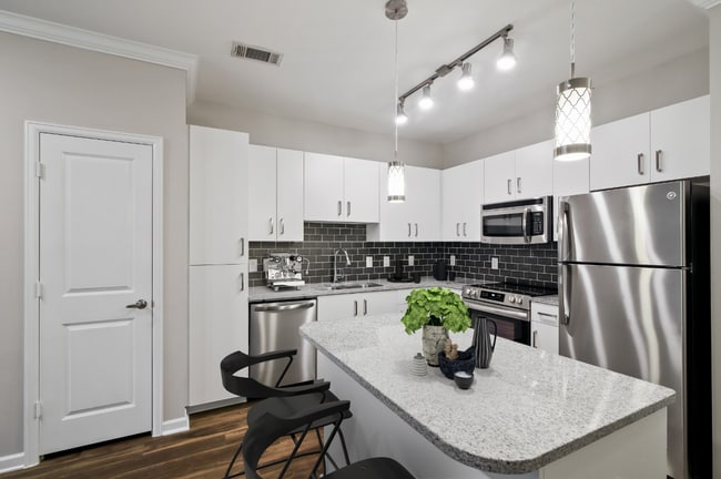 Building Photo - 1105 Town Brookhaven Rental