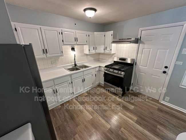 Photo - 10809 Ewing Ave