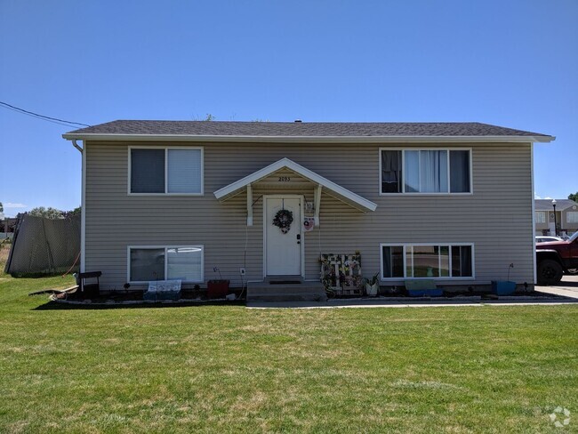 Building Photo - Spacious & Affordable! 5 Bed 2 Bath Home f...