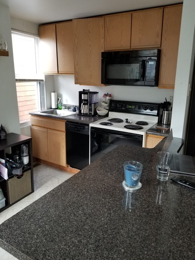 Kitchen - 4007 Windsor St Unit 1