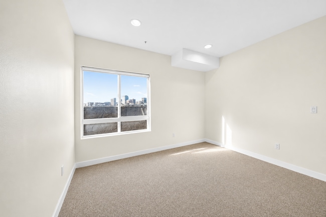 Photo - 2321 W 10th St Unidad 402