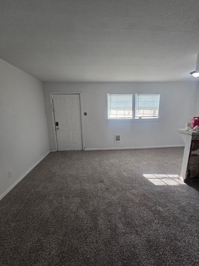 Building Photo - 2518 Lidstone St Unit 4
