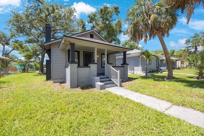 Photo - Cosy 2 bedroom 1 bath home with nice size yard $1850 SECTION 8 WELCOME**