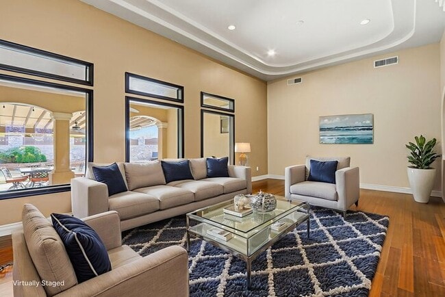 Photo - 724 Scott Ln