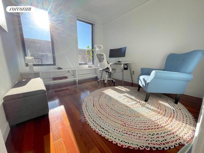 Photo - 613 E 6th St