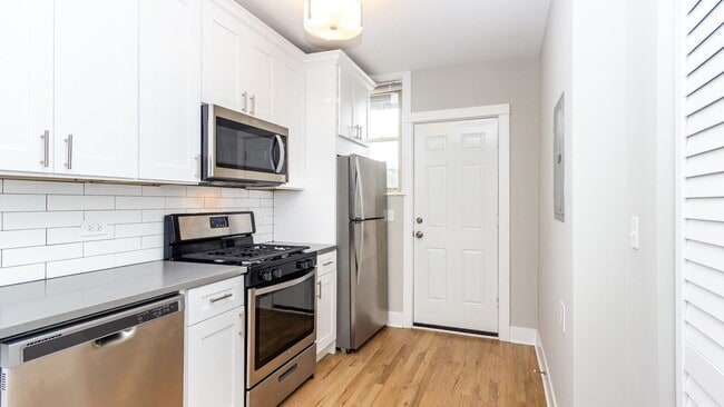 Building Photo - Stunning 1 bed 1 bath in the Lincoln Square area Unit 2