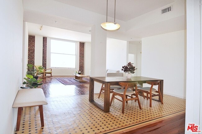 Building Photo - 257 S Spring St Unit 4F Rental