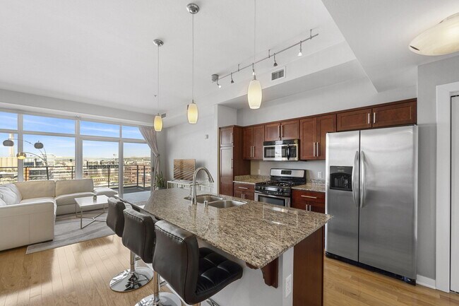 Photo - 106 W Seeboth St