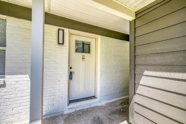 Photo - Modern 3-Bedroom Townhome Near Downtown, I...