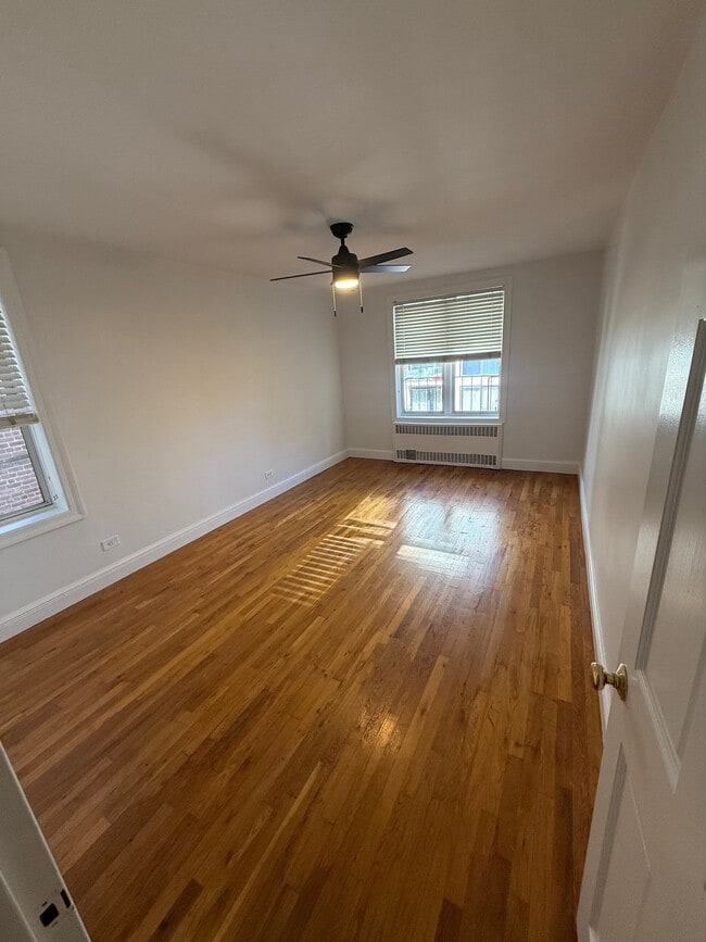 Building Photo - 930 E 7th St Unit 930 E 7TH STREET APT 4D