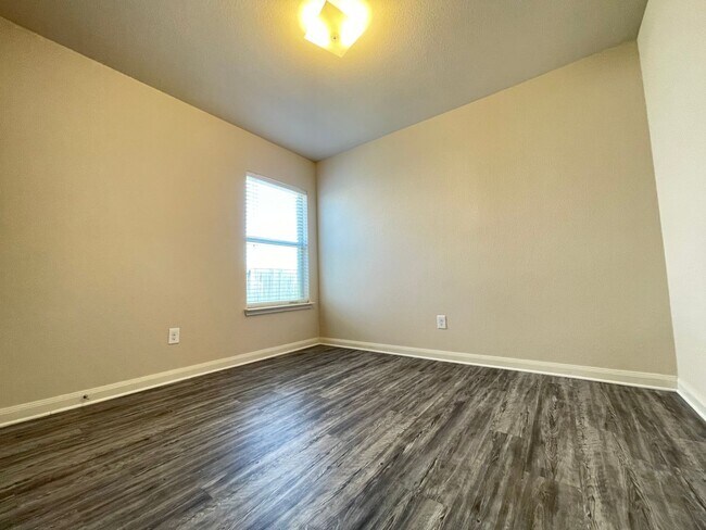 Photo - 207 Dodge City Trail