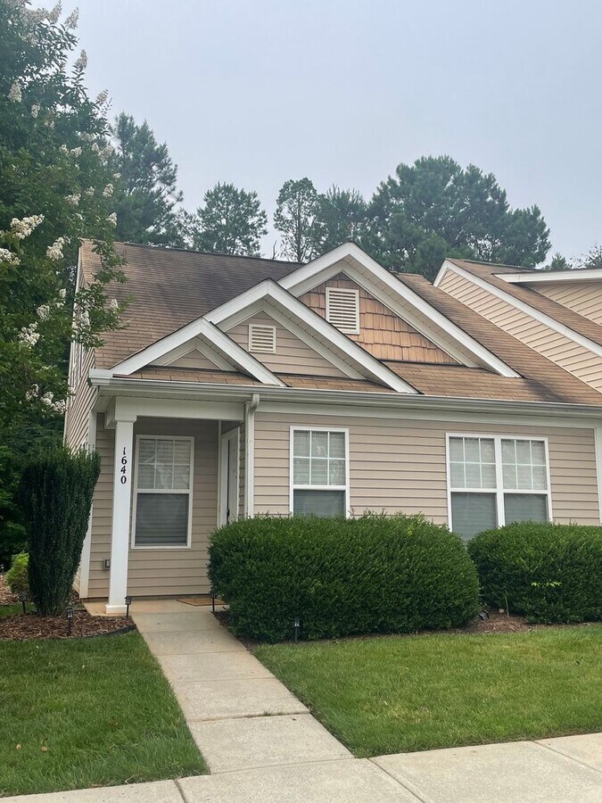 Charming End-Unit Townhome with Prime Loca... - Charming End-Unit Townhome with Prime Loca...