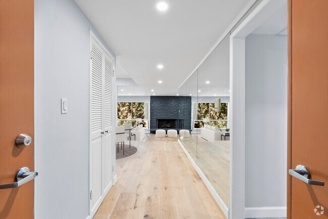 Building Photo - 4807 Woodley Ave Unit 204 Rental