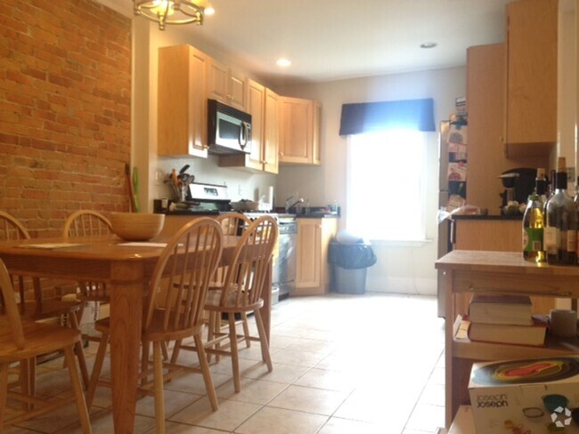 Building Photo - 3 bedroom with laundry in unit! Rental