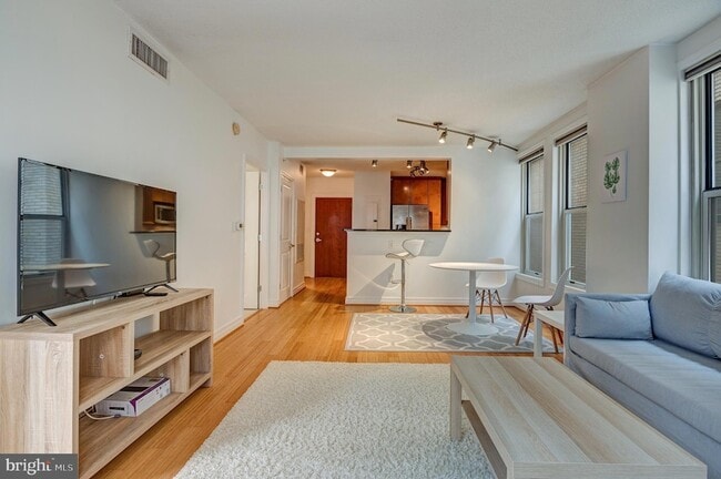 Photo - 915 E Street NW Unit 1001 Unidad 1001