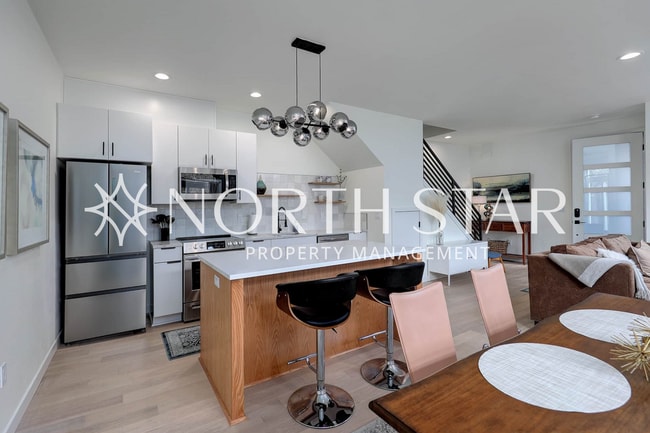 Building Photo - Urban Townhome with terrace! Unit MU-DIVI3013-BW