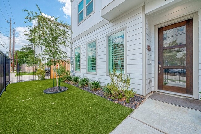 Photo - 909-A W 35th St