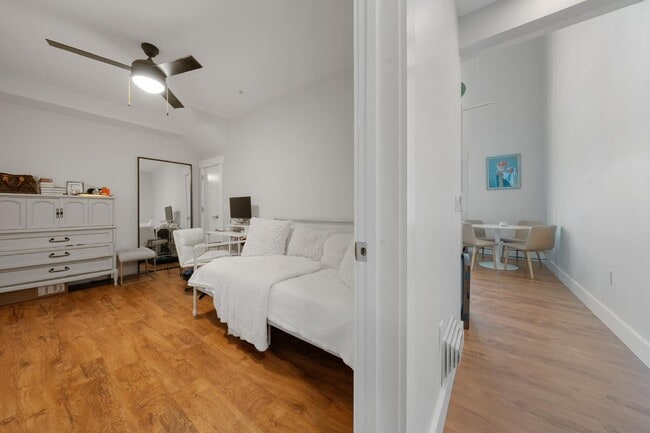 Photo - 1585 Hertel Ave