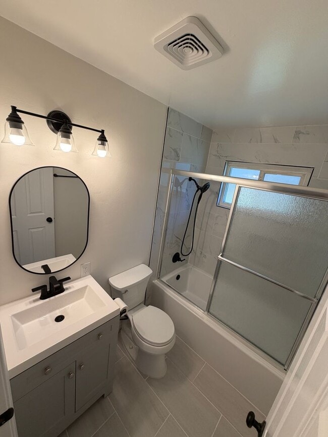 Photo - Recently Renovated 2BD/1BA Triplex Unit - Conveniently Located!