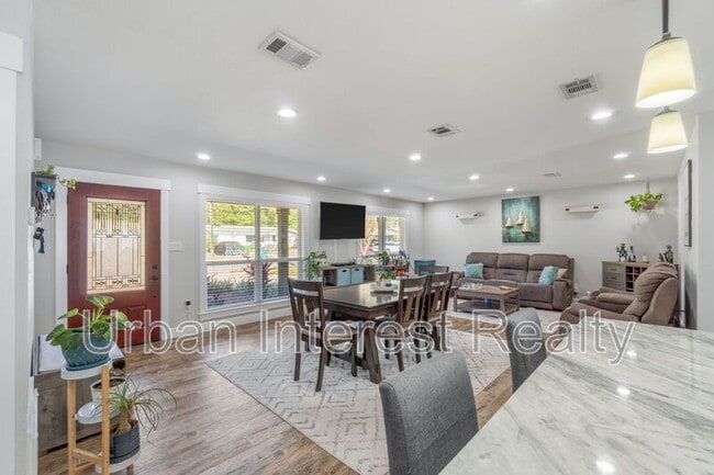 Photo - 708 Marcia Cir House