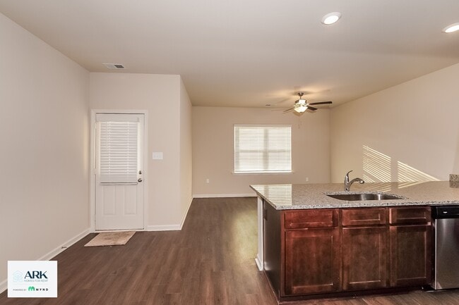 Photo - 7049 Broad St