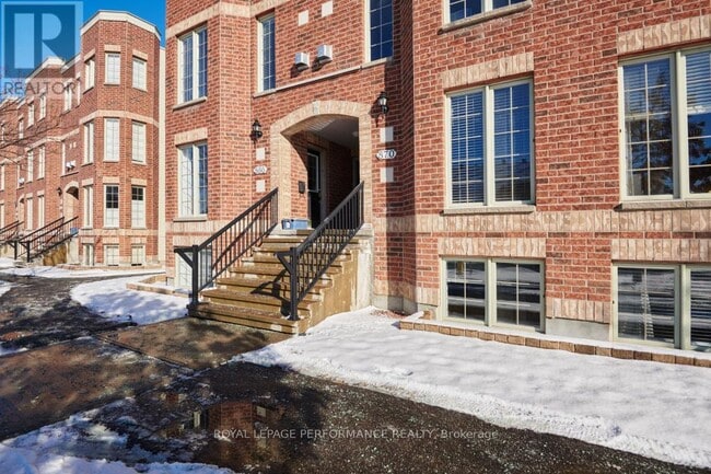 Photo - 870 Longfields Dr