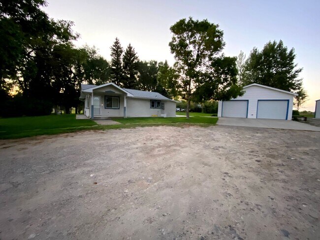2 Bedroom 1 Bath Large Home with 2 Car Det... - 2 Bedroom 1 Bath Large Home with 2 Car Det...