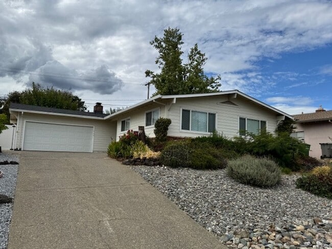 Building Photo - Home in Mary Lake Neighborhood