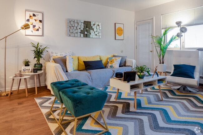 2BR, 1.5BA - 750SF