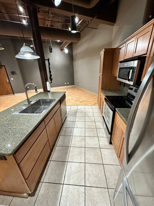 Photo - Modern Comfort & Downtown Convenience – 1 ... Unidad 305