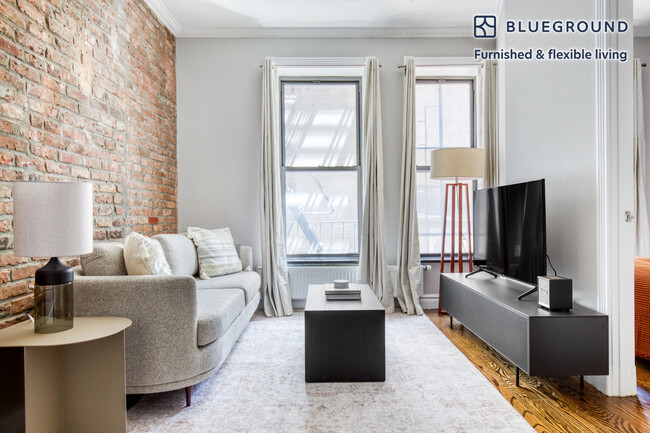 Building Photo - 202 E 13th St Rental